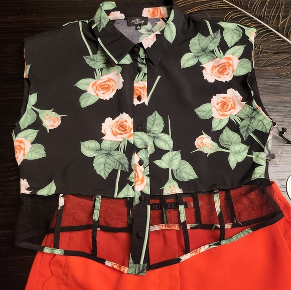 Milk & Honey Black Floral Sleveless with See-through Bottom Crop Top Size L - Picture 5 of 7